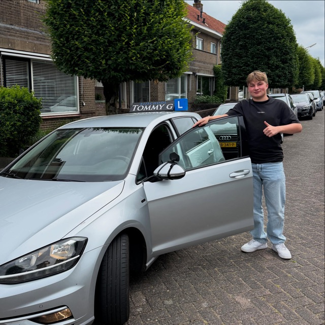 Jasper geslaagd voor het rijbewijs bij Rijschool Tommy G