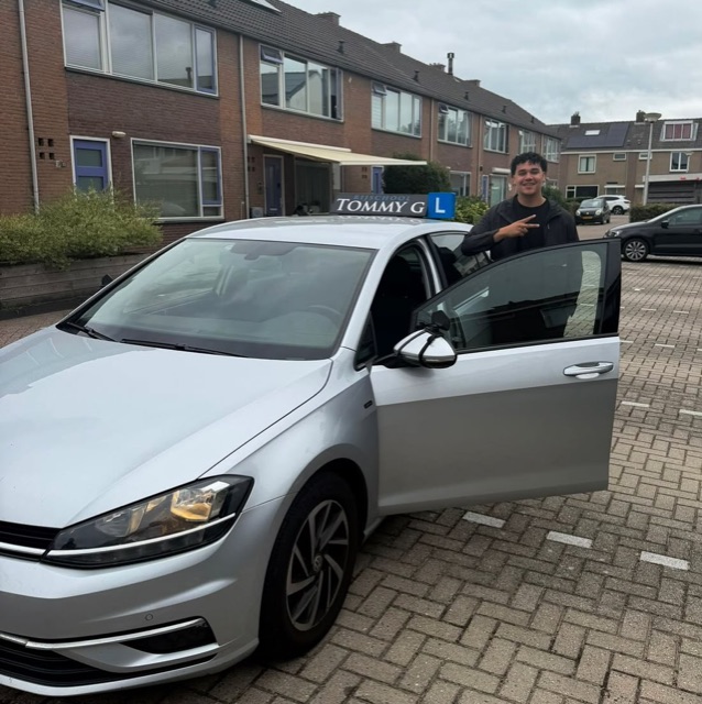 Amin geslaagd voor het rijbewijs bij Rijschool Tommy G