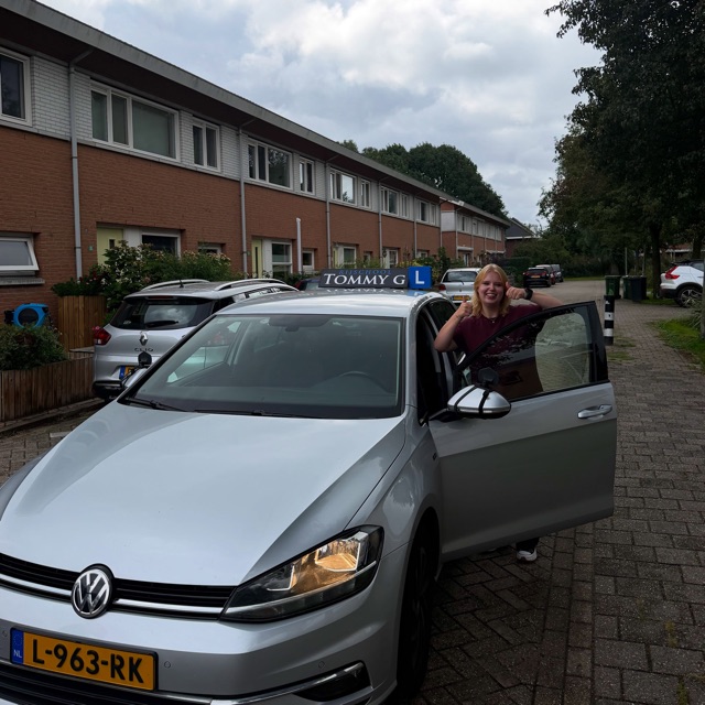 Bo geslaagd voor het rijbewijs bij Rijschool Tommy G
