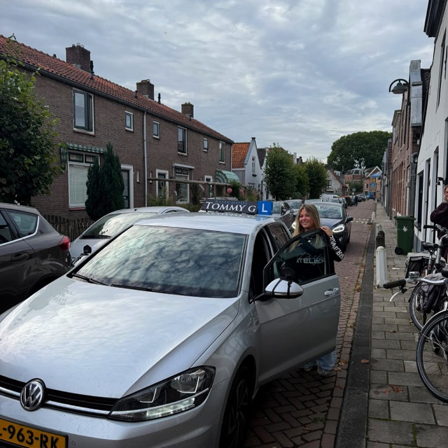 Lizz geslaagd voor het rijbewijs bij Rijschool Tommy G