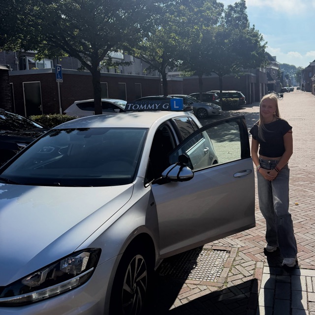 Lotte geslaagd voor het rijbewijs bij Rijschool Tommy G